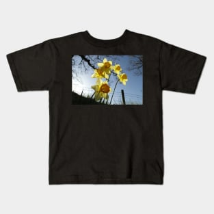 Sunrising behind the daffodils Kids T-Shirt